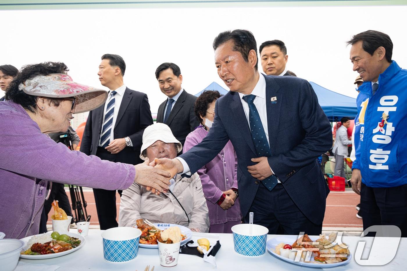 본문 이미지 - 정청래 더불어민주당 대표가 '철원읍민 화합대축전' 현장을 찾아 지역 주민들과 인사하고 있다. ⓒ 뉴스1 유승관 기자