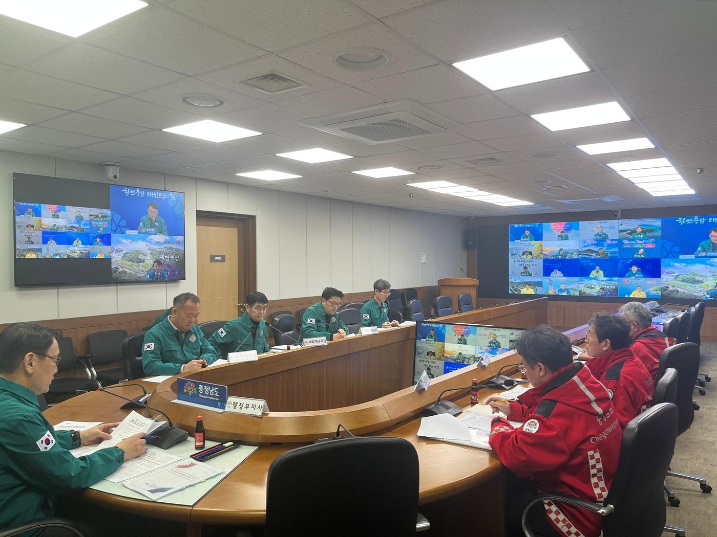 본문 이미지 - 도·시군 산불 방지 특별대책회의 진행 모습.(도 제공. 재판매 및 DB금지)/뉴스1