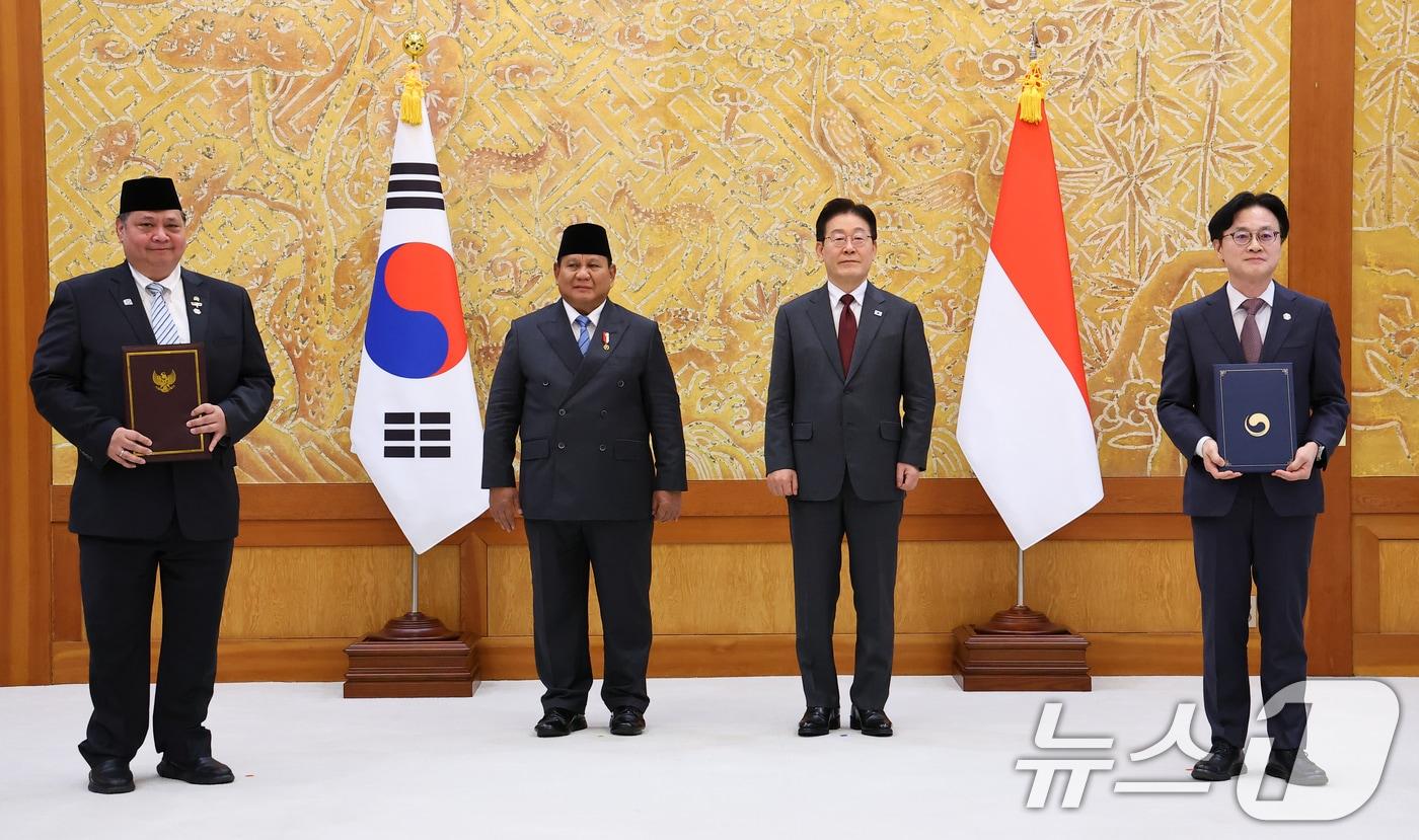 본문 이미지 - 김정관 산업통상부 장관과 아이를랑가 하르타르토 경제조정부 장관이 1일 청와대에서 이재명 대통령과 프라보워 수비안토 인도네시아 대통령이 임석한 가운데 경제협력 2.0에 관한 양해각서를 체결한 뒤 기념촬영을 하고 있다. 2026.4.1 ⓒ 뉴스1 이재명 기자