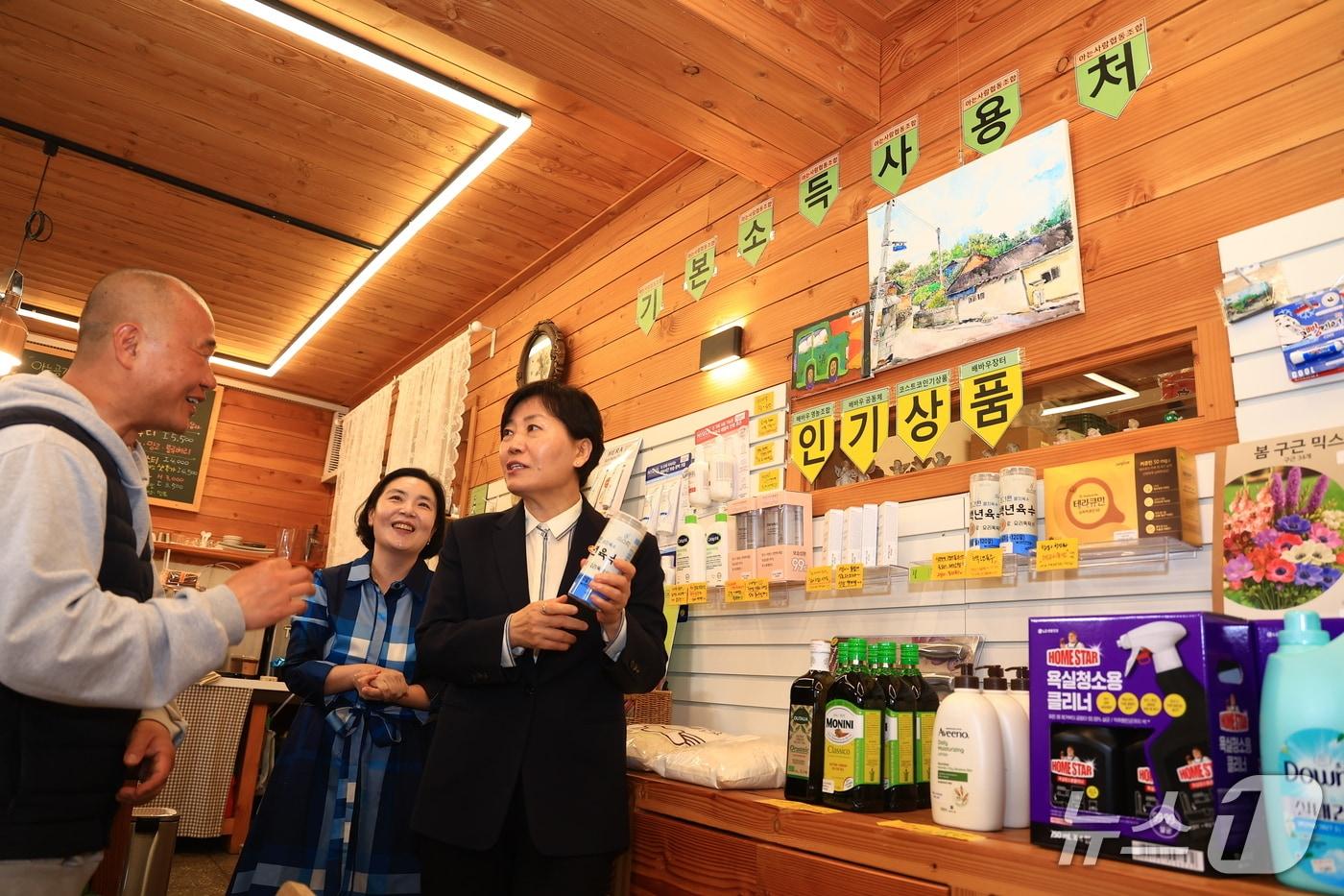 본문 이미지 - 송미령 농림축산식품부 장관이1일 농어촌 기본소득 시범사업 지역 중 한 곳인 충북 옥천군을 찾았다. 송 장관은 옥천군 안남면의 한 협동조합 운영 판매장에서 현장 간담회를 진했다. (농식품부 제공) /2026.4.1/