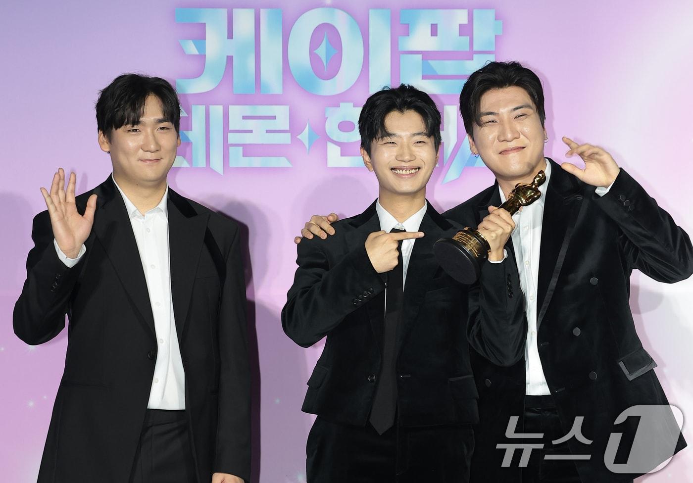 본문 이미지 - 프로듀서 IDO(아이디오) 남희동(왼쪽부터)과 이유한, 곽중규가 1일 서울 용산구 CGV 용산아이파크몰에서 열린 넷플릭스 영화 ‘케이팝 데몬 헌터스’(이하 케데헌) 아카데미 수상 기념 기자간담회에 참석해 포즈를 취하고 있다. 2026.4.1 ⓒ 뉴스1 권현진 기자