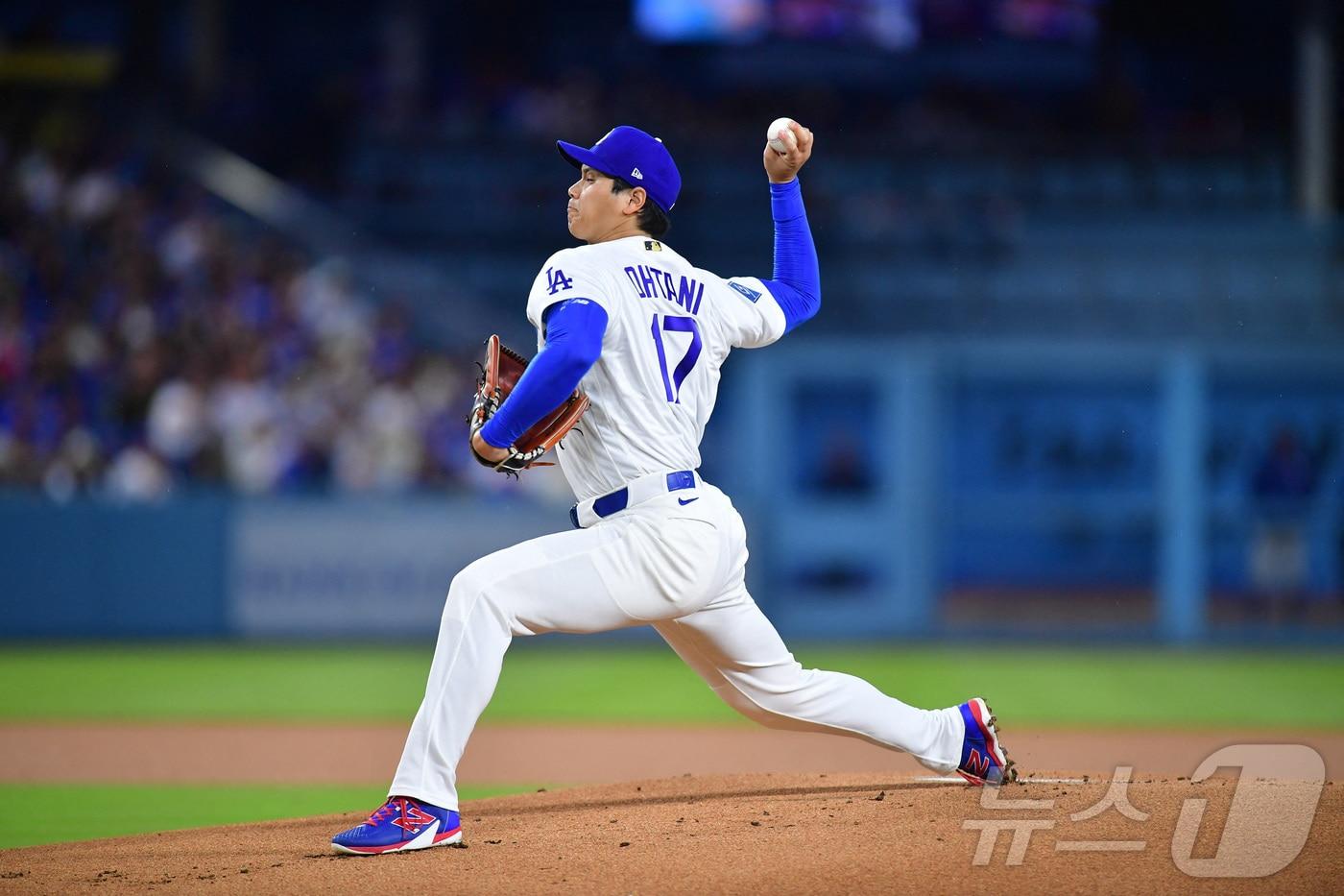 본문 이미지 - LA 다저스 오타니 쇼헤이가 1일(한국시간) 열린 2026 메이저리그 클리블랜드 가디언스전에서 선발 투수로 나가 6이닝을 무실점으로 막고 시즌 첫 승을 수확했다. ⓒ 로이터=뉴스1