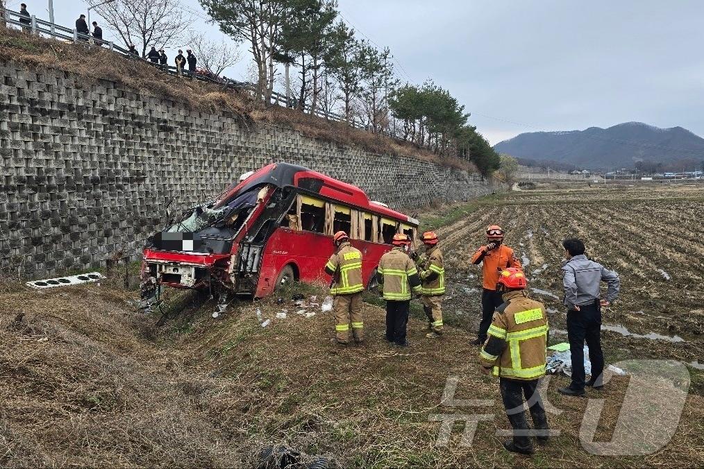 본문 이미지 - 음성 원남면 통근버스 사고 현장.(충북소방본부 제공. 재판매 및 DB금지)