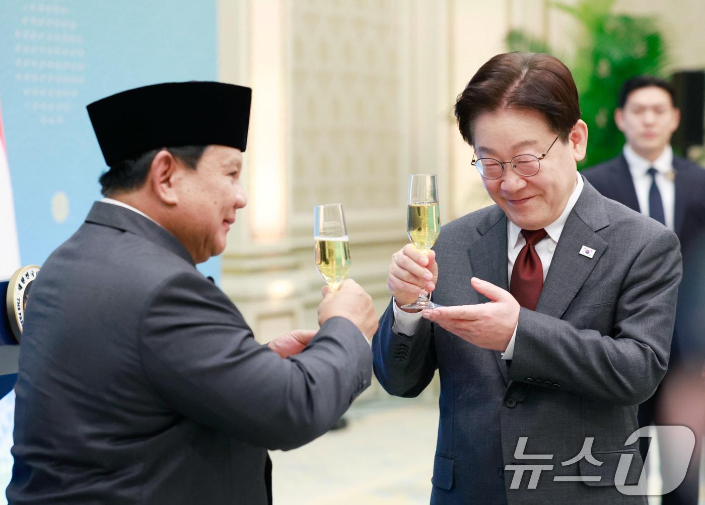 본문 이미지 - 이재명 대통령과 프라보워 수비안토 인도네시아 대통령이 1일 청와대에서 열린 국빈 방한 환영 오찬에서 건배를 하고 있다. (청와대통신사진기자단) ⓒ 뉴스1 허경 기자