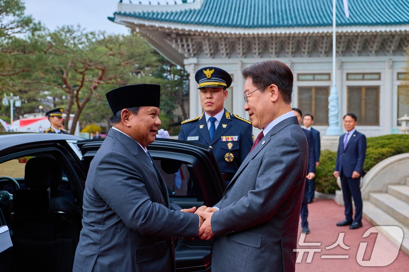 본문 이미지 - 이재명 대통령이 1일 청와대에서 국빈 방한한 프라보워 수비안토 인도네시아 대통령을 영접하고 있다. (청와대 제공. 재판매 및 DB 금지) 2026.4.1 ⓒ 뉴스1 이재명 기자
