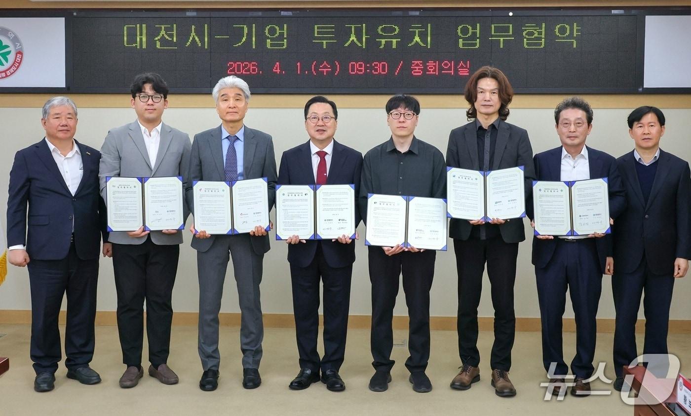 본문 이미지 - 협약식에는 이장우 대전시장과 정태희 대전상공회의소 회장을 비롯해 5개 사 대표 등이 참석했다. (시 제공) / 뉴스1