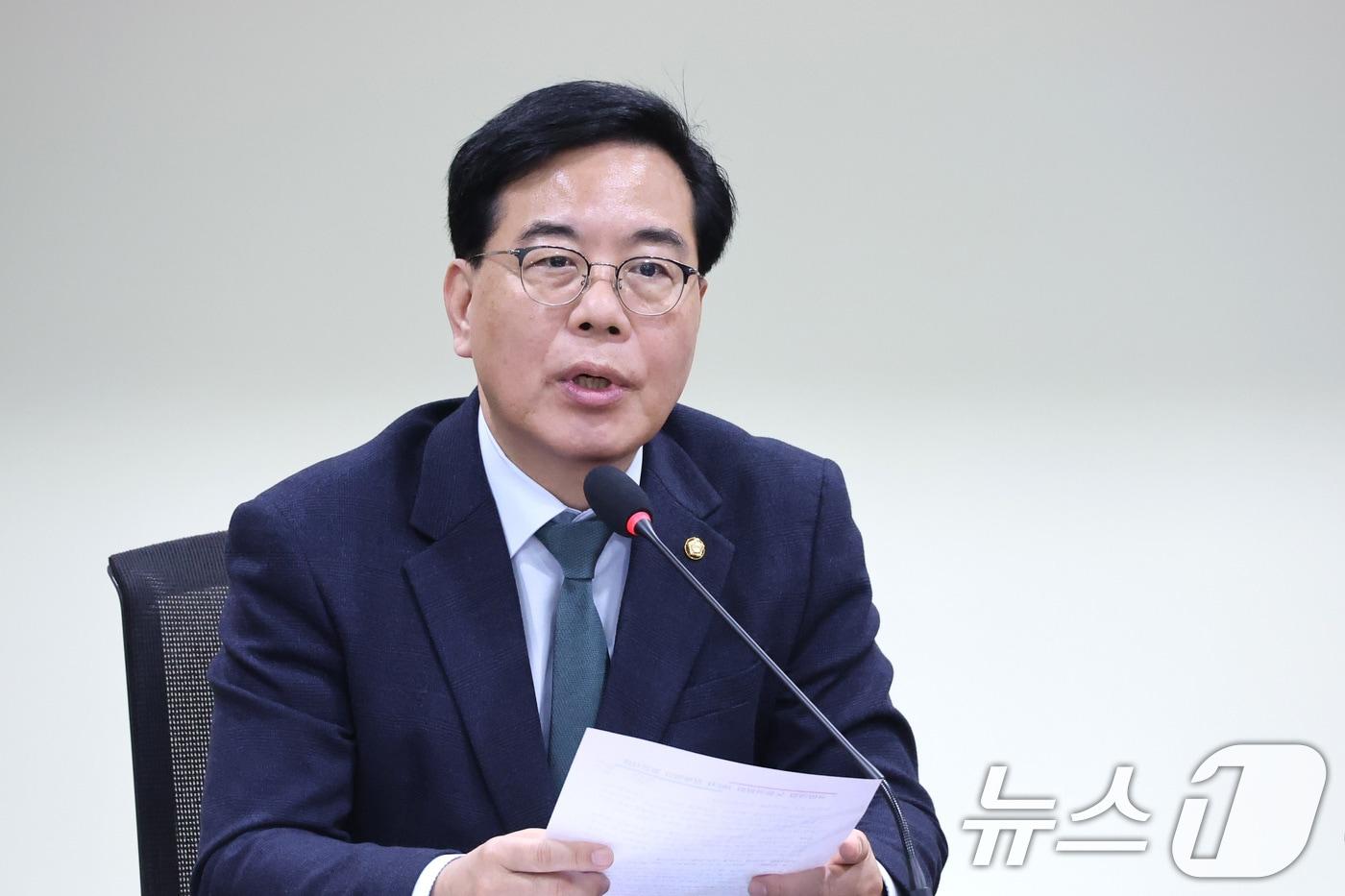 본문 이미지 - 송언석 국민의힘 원내대표가 서울 여의도 국회에서 열린 국민의힘 노동위원회 제2차 전체회의에서 발언하고 있다. 2026.4.1 ⓒ 뉴스1 신웅수 기자