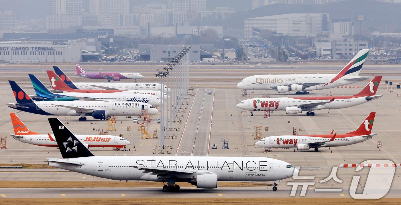 본문 이미지 - 인천국제공항 계류장의 모습. 2026.4.1 ⓒ 뉴스1 이호윤 기자