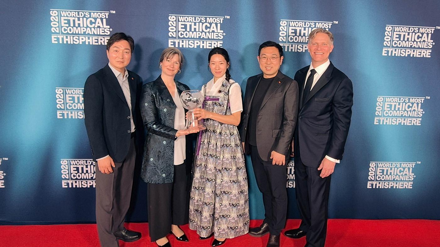 본문 이미지 - 에티스피어 관계자들과 기념촬영하는 SK하이닉스 구성원들.(왼쪽부터) SK하이닉스 윤리실천 한기혁 팀장, 에티스피어 Erica Salmon Byrne 최고전략책임자 겸 이사회 의장, SK하이닉스 윤리실천 이혜미 TL, 장선재 TL, Tom Bubeck 에티스피어 CEO.(SK하이닉스제공)