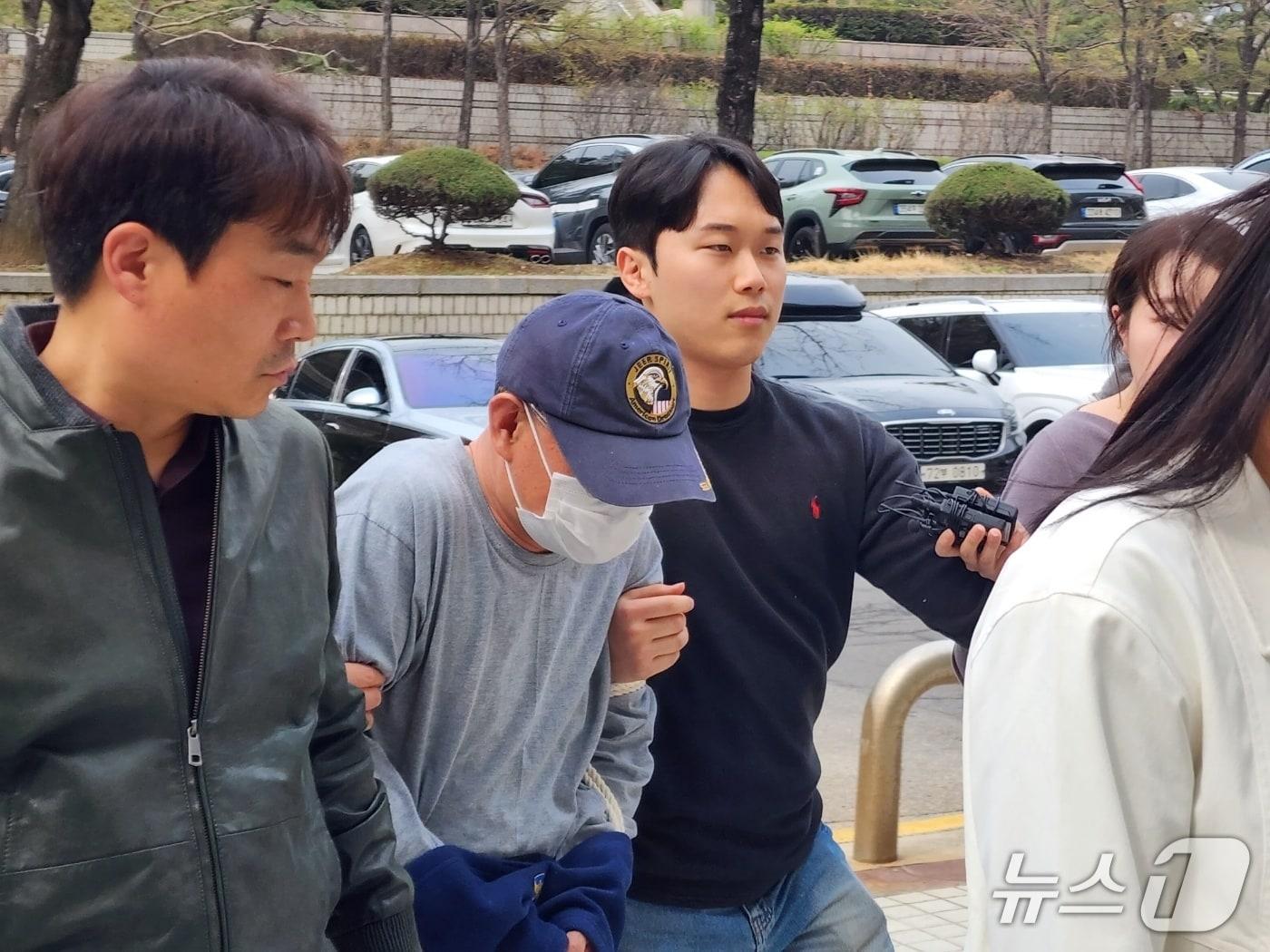 본문 이미지 - 1일 전처를 살해한 후 시신을 유기하려 한 60대 남성이 서울중앙지법에서 열리는 구속 영장 실질심사에 출석하고 있다. 2026.04.01/ⓒ 뉴스1 권진영 기자