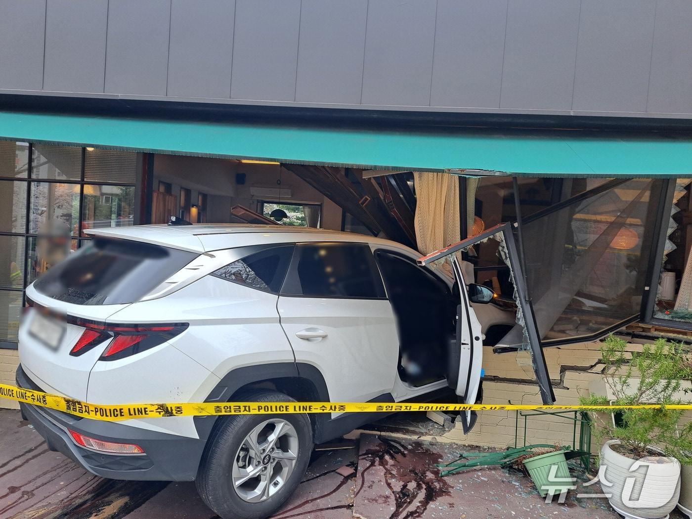 본문 이미지 - 1일 오후 부산 부산진구 백양산로 SUV 교통사고 현장.(부산진경찰서 제공. 재판매 및 DB 금지)