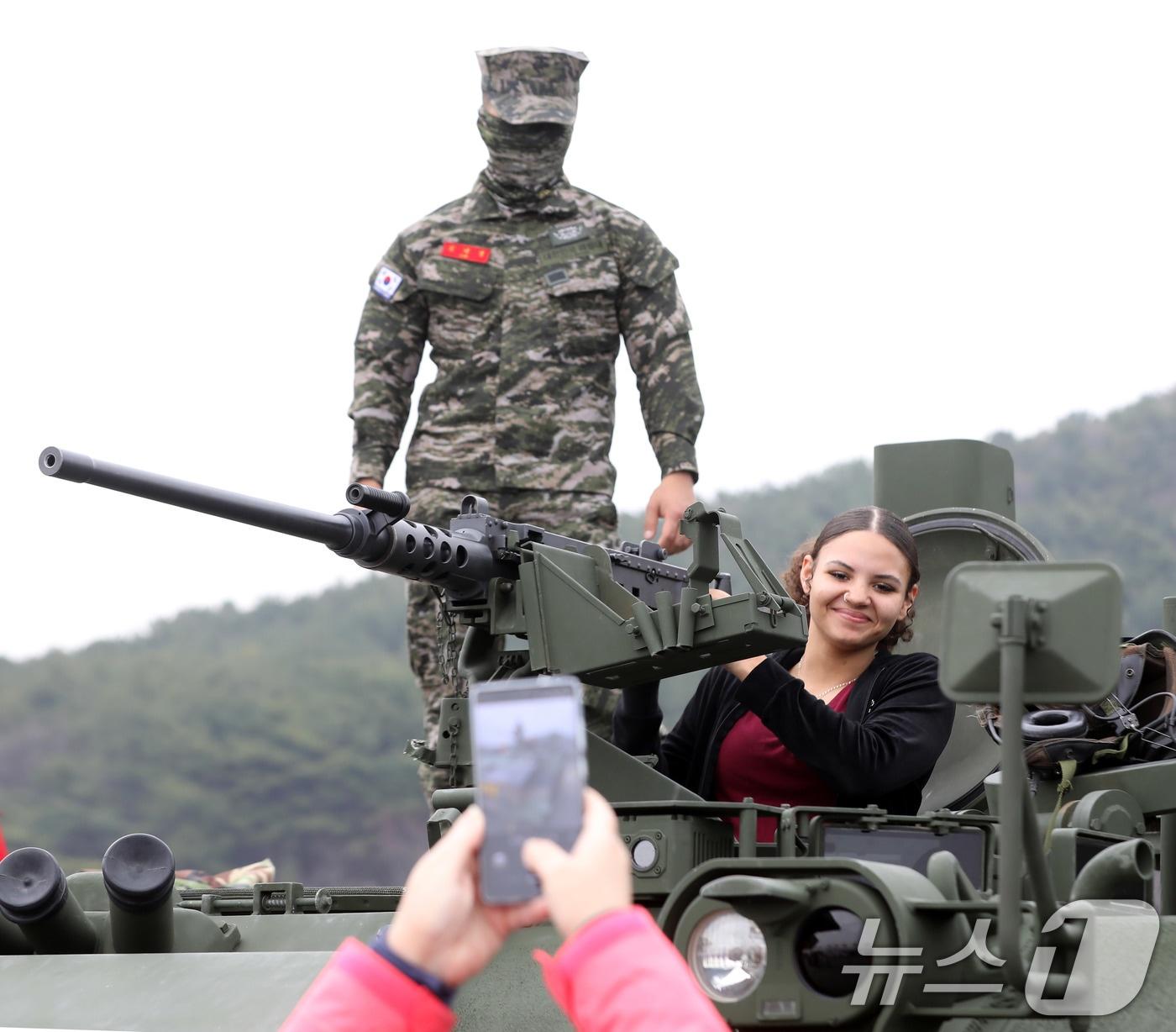 본문 이미지 - 지난 1일 경남 창원 진해구 진해 군항에서 열린 '2026 이순신방위산업전(YIDEX 2026)'에서 외국인들이 해병대 화생방정찰차를 둘러보며 기념촬영하고 있는 모습으로 기사 내용과는 무관함. 2026.4.1 ⓒ 뉴스1 윤일지 기자