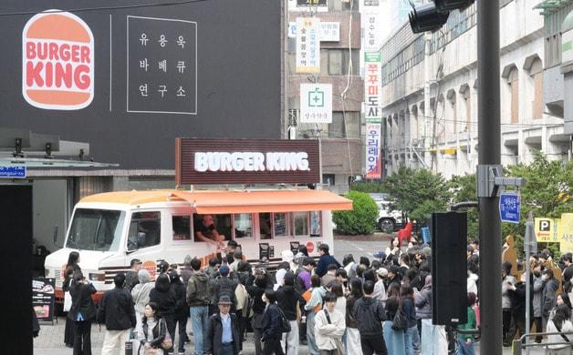 본문 이미지 - 게릴라 버거 트럭 앞에 신제품을 맛보려는 시민들이 모여있는 모습. (버거킹 제공) 2026.4.1 ⓒ 뉴스1