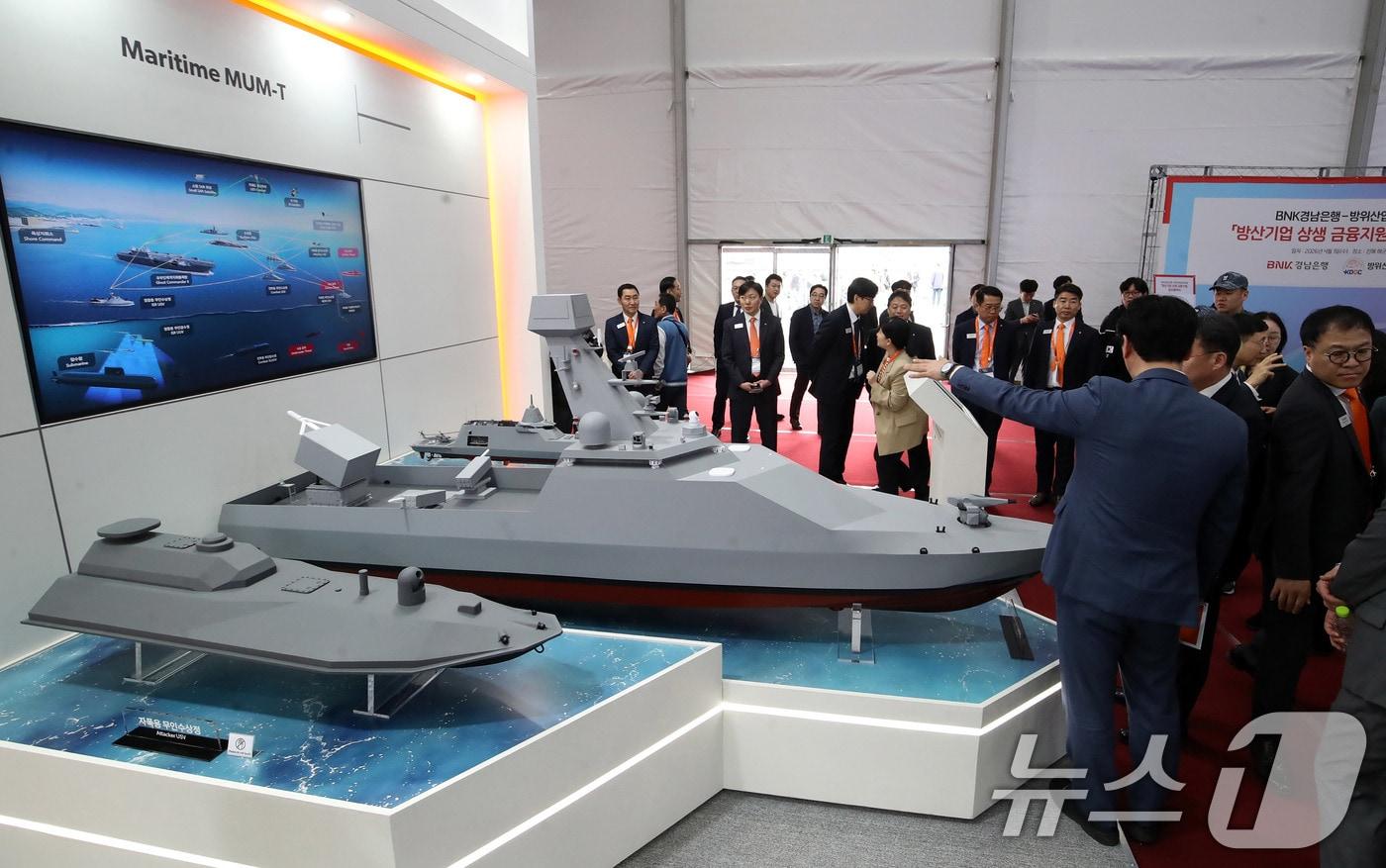 본문 이미지 - 경남 창원 진해구 진해 군항에서 열린 '2026 이순신방위산업전(YIDEX 2026)'에서 참석자들이 한화오션 부스를 찾아 전투용 무인수상정 등을 살펴보고 있다.  2026.4.1 ⓒ 뉴스1 윤일지 기자