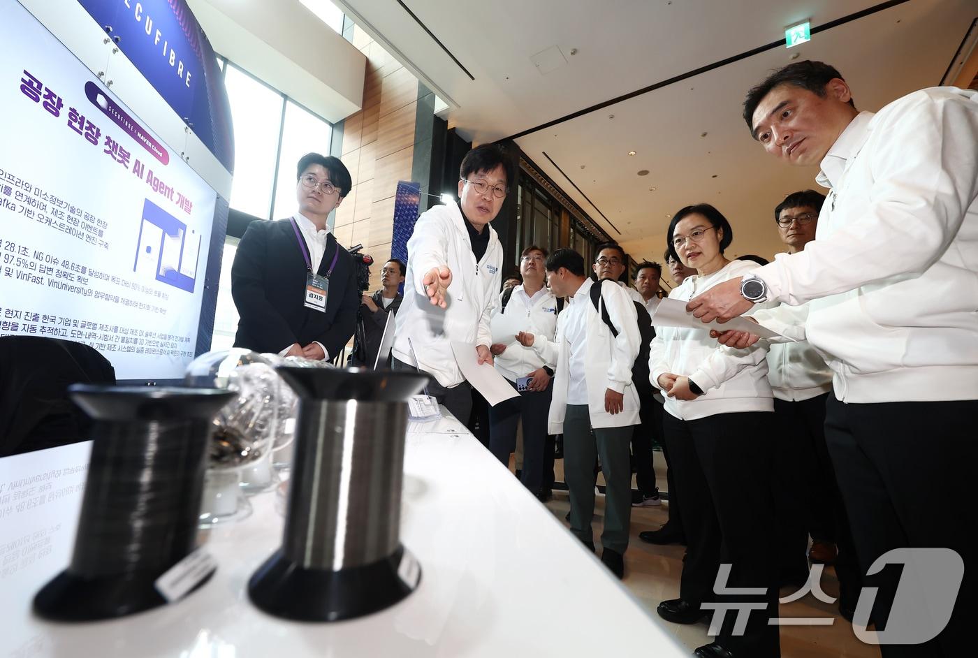 본문 이미지 - 한성숙 중소벤처기업부 장관이 1일 오후 서울 영등포구 콘래드 서울 호텔에서 열린 모두의 챌린지 AX 출범식에서 공장 현장 챗봇 AI 에이전트 부스를 둘러보고 있다. 2026.4.1 ⓒ 뉴스1 김민지 기자