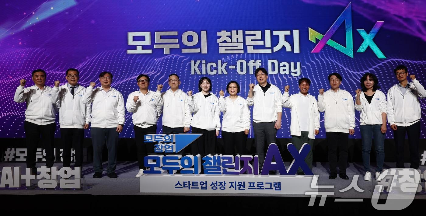 본문 이미지 - 한성숙 중소벤처기업부 장관이 1일 오후 서울 영등포구 콘래드 서울 호텔에서 열린 모두의 챌린지 AX 출범식에서 참석자들과 기념촬영을 하고 있다. 2026.4.1 ⓒ 뉴스1 김민지 기자