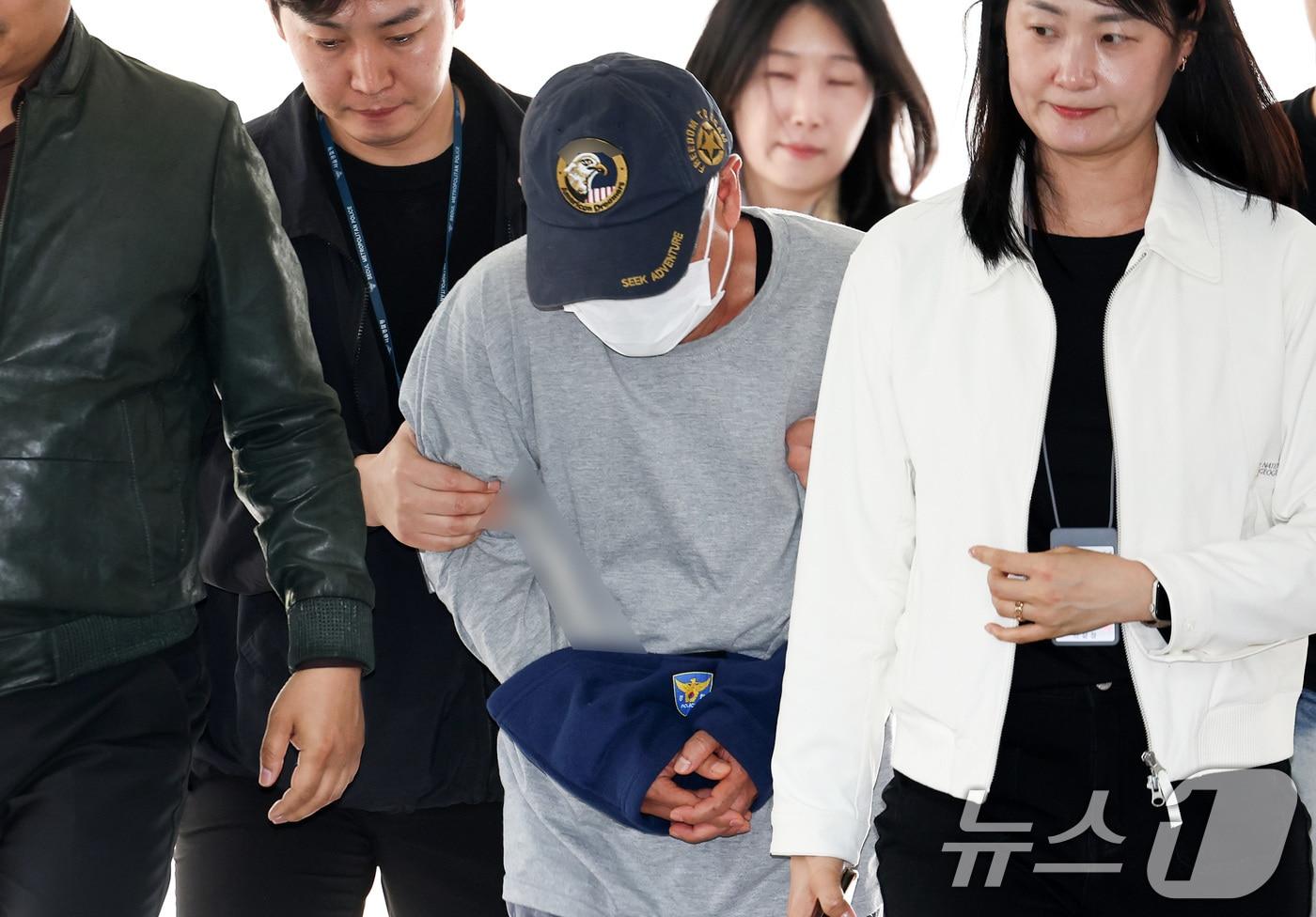 본문 이미지 - 이혼한 전처를 살해한 뒤 시신을 유기하려 한 혐의를 받는 60대 남성 A 씨가 1일 오후 서울 서초구 서울중앙지방법원에서 열린 구속 전 피의자 심문(영장실질심사)에 출석하고 있다. 2026.4.1 ⓒ 뉴스1 최지환 기자