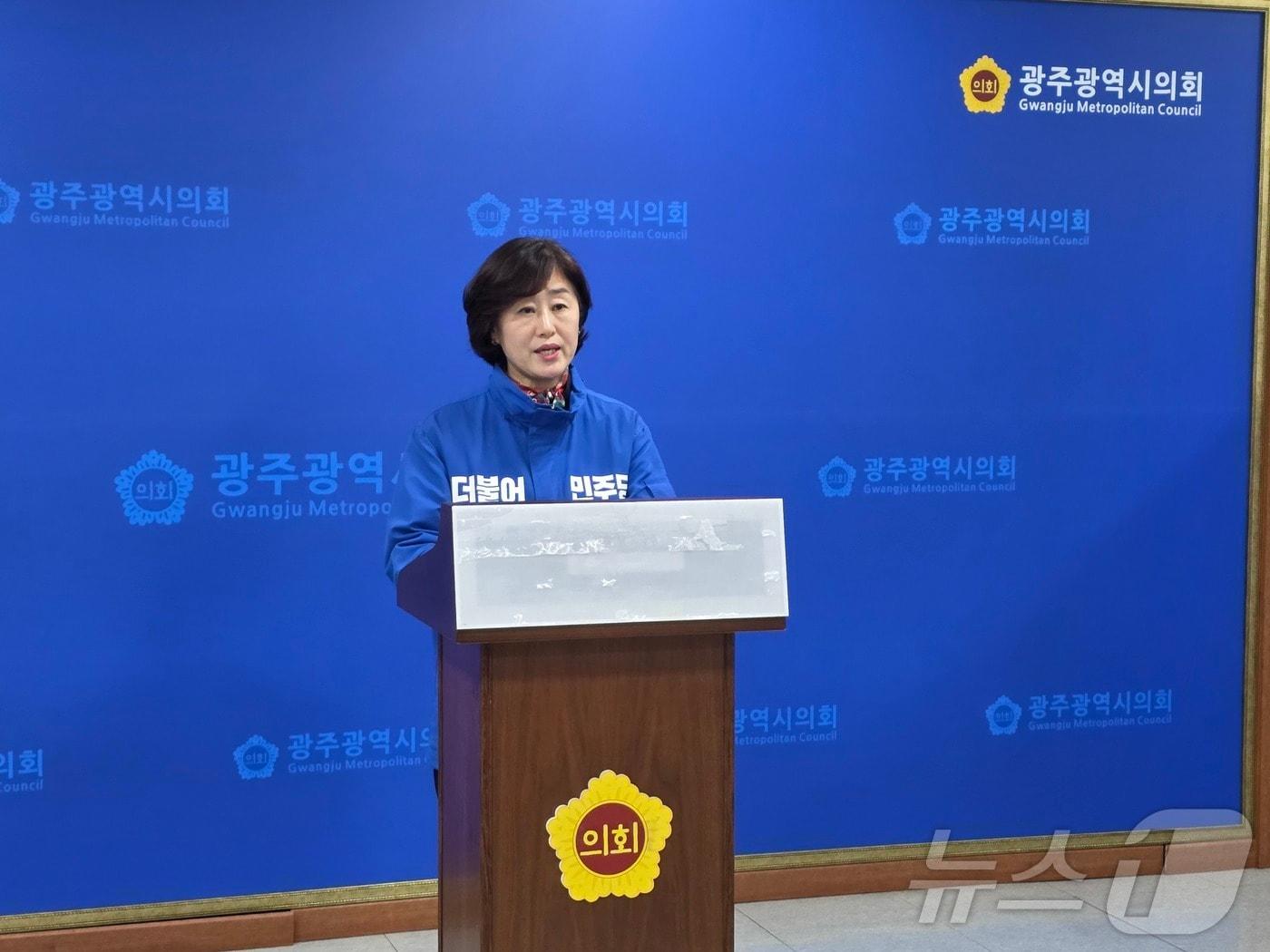 본문 이미지 - 1일 황경아 광주 남구청장 예비후보가 광주시의회 브리핑룸에서 기자회견을 열고 최근 제기된 타 후보 지지자 향응 제공 의혹'과 관련해 수사당국의 신속한 대응을 촉구했다. 2026.4.1 ⓒ 뉴스1 서충섭 기자