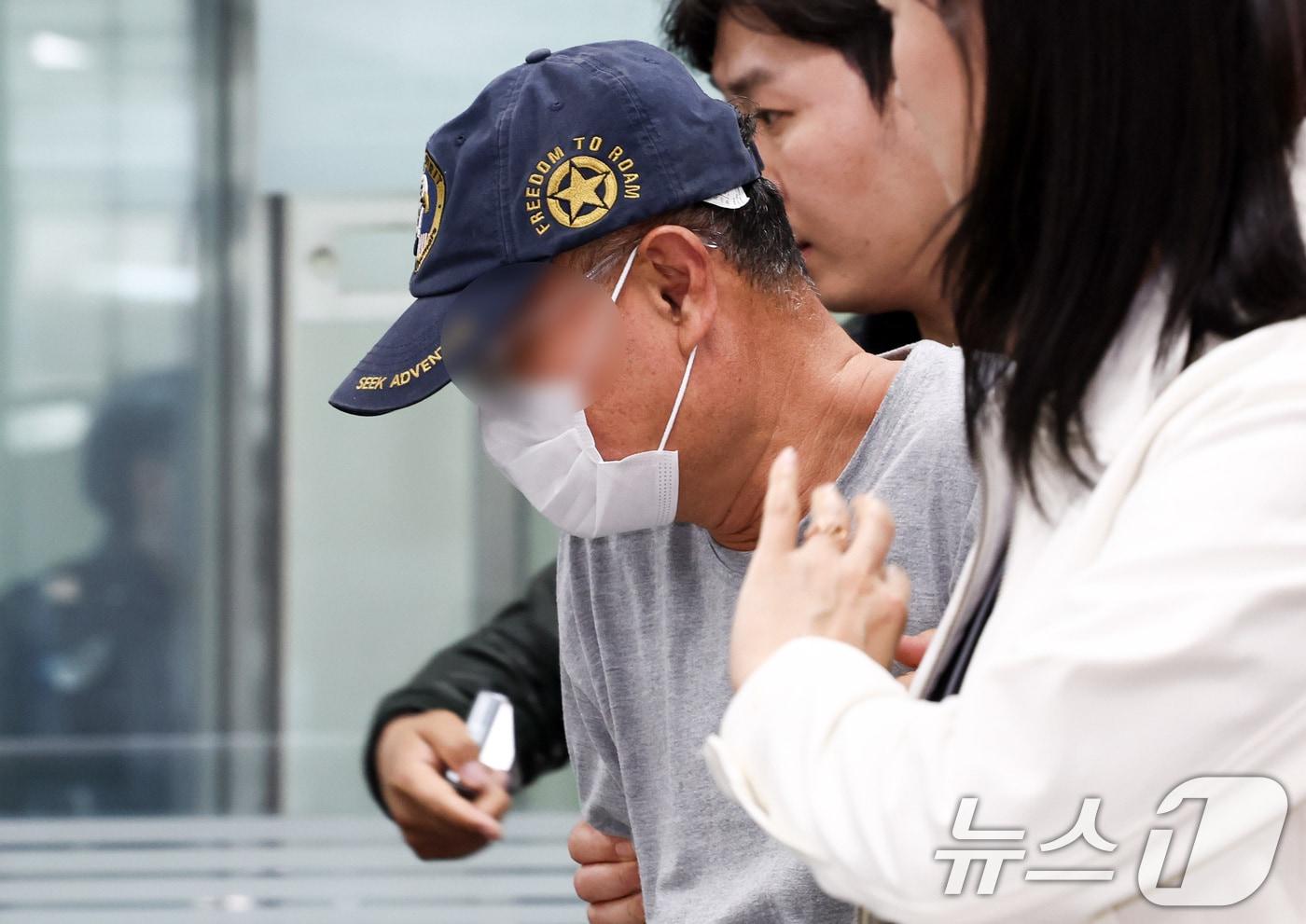 본문 이미지 - 이혼한 전처를 살해한 뒤 시신을 유기한 혐의를 받는 60대 남성 A 씨가 1일 오후 서울 서초구 서울중앙지방법원에서 열린 구속 전 피의자 심문(영장실질심사)에 출석하고 있다. 2026.4.1 ⓒ 뉴스1 최지환 기자