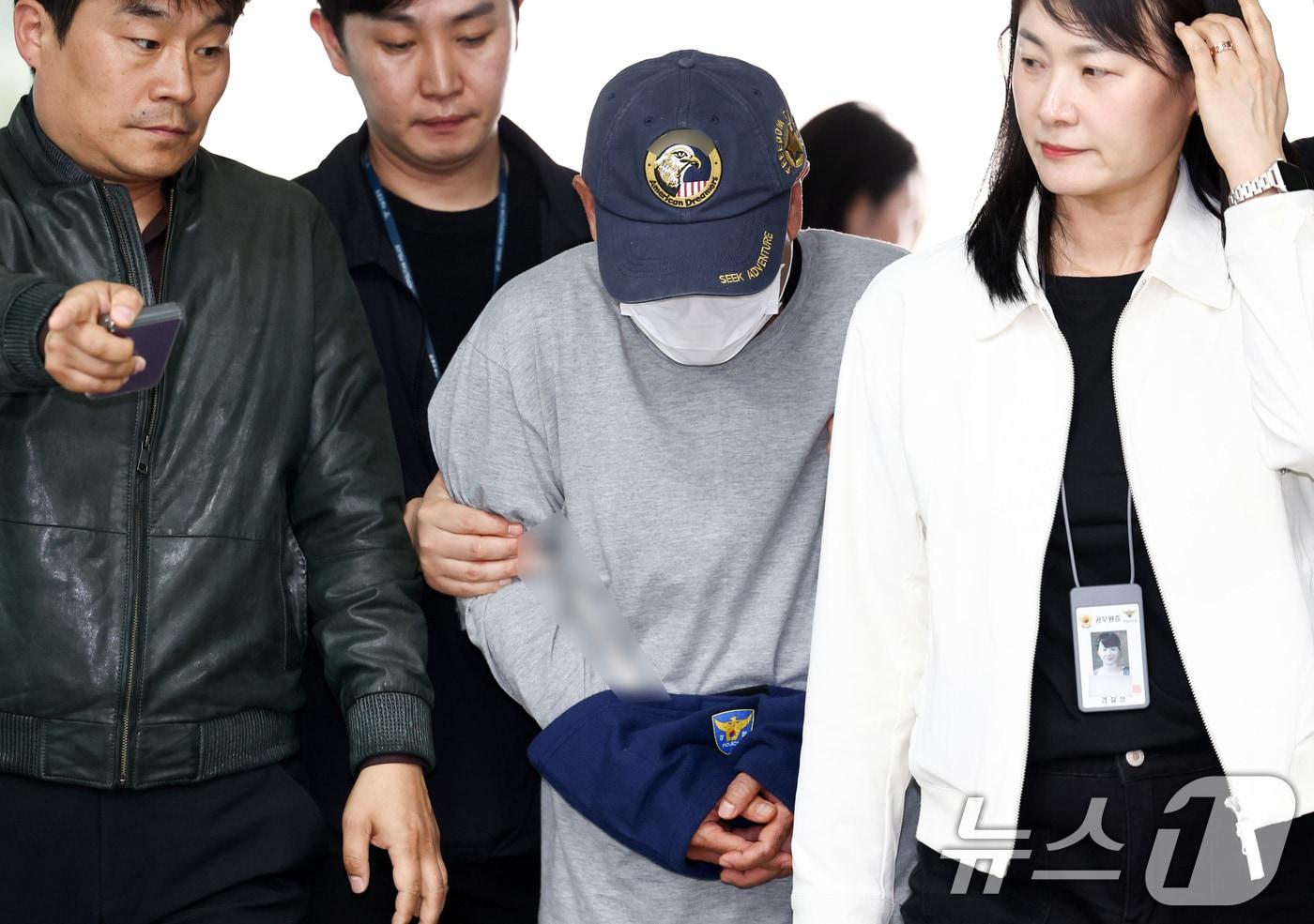 본문 이미지 - 이혼한 전처를 살해한 뒤 시신을 유기하려 한 혐의를 받는 60대 남성 A 씨가 1일 오후 서울 서초구 서울중앙지방법원에서 열린 구속 전 피의자 심문(영장실질심사)에 출석하고 있다. 2026.4.1 ⓒ 뉴스1 최지환 기자