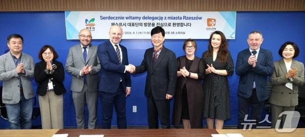 본문 이미지 - 콘라드 피요엑 시장을 비롯한 제슈프시 대표단이 1일 전주시청을 방문, 윤동욱 전주시장 권한대행 등과 함께 항공우주와 탄소복합재 등에 대한 교류협력을 모색했다.(전주시 제공, 재판매 및 DB 금지)/뉴스1