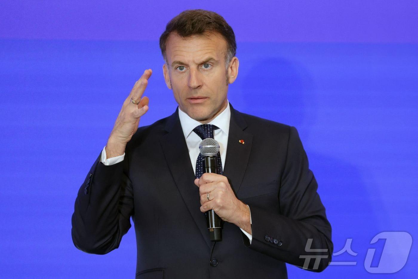 본문 이미지 - 1일 에마뉘엘 마크롱 프랑스 대통령이 일본 도쿄의 '도쿄 이노베이션 베이스'(TIB)에서 연설하고 있다. 2026.04.01 ⓒ AFP=뉴스1