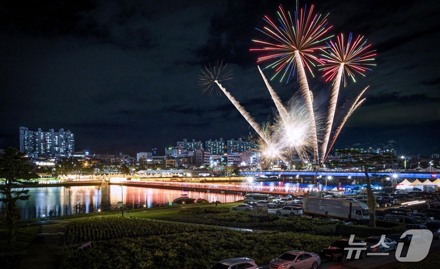 본문 이미지 - 제18회 영천관광 전국사진공모전 입상작 이상영씨의 불꽃놀이(영천시 제공. 재판매 및 DB금지)/뉴스1