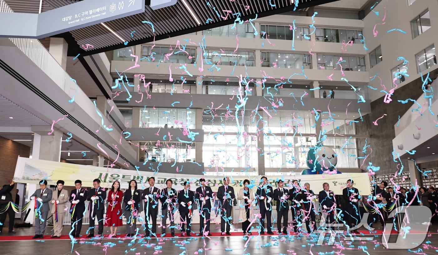 본문 이미지 - 정근식 서울시교육감 등 참석자들이 1일 오후 서울 용산구 서울시교육청 신청사 개청식에서 테이프커팅을 하고 있다. 2026.4.1 ⓒ 뉴스1 구윤성 기자