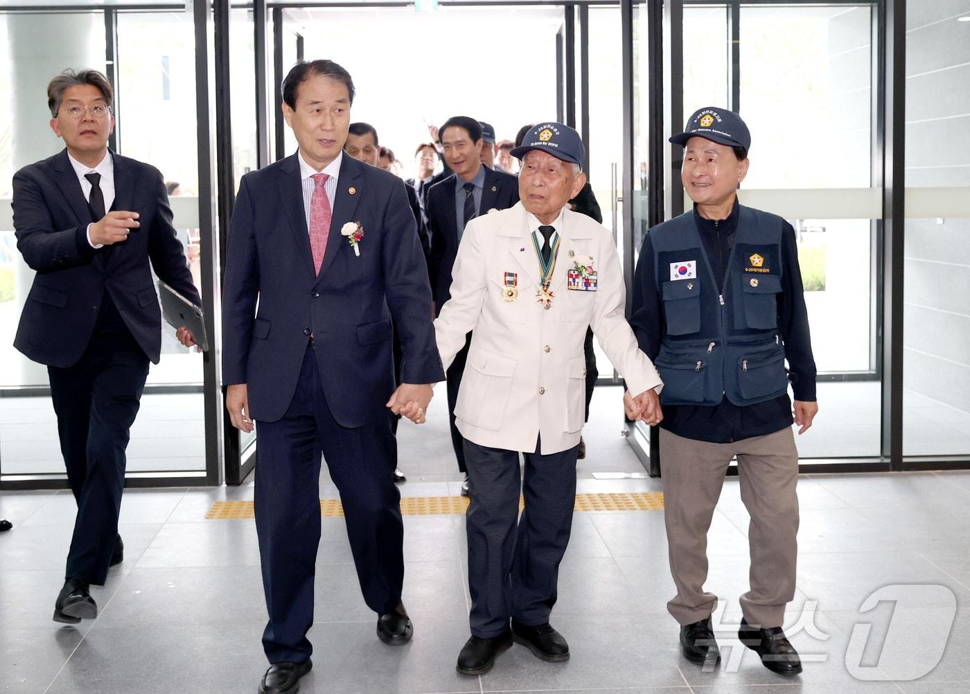 본문 이미지 - 권오을 국가보훈부 장관이 지난 4월 1일 오후 대전광역시 유성구 국립대전현충원 신청사 개청식을 마친 뒤 국가유공자들과 새롭게 단장한 청사를 둘러보고 있다. 2026.4.1 ⓒ 뉴스1 김기남 기자