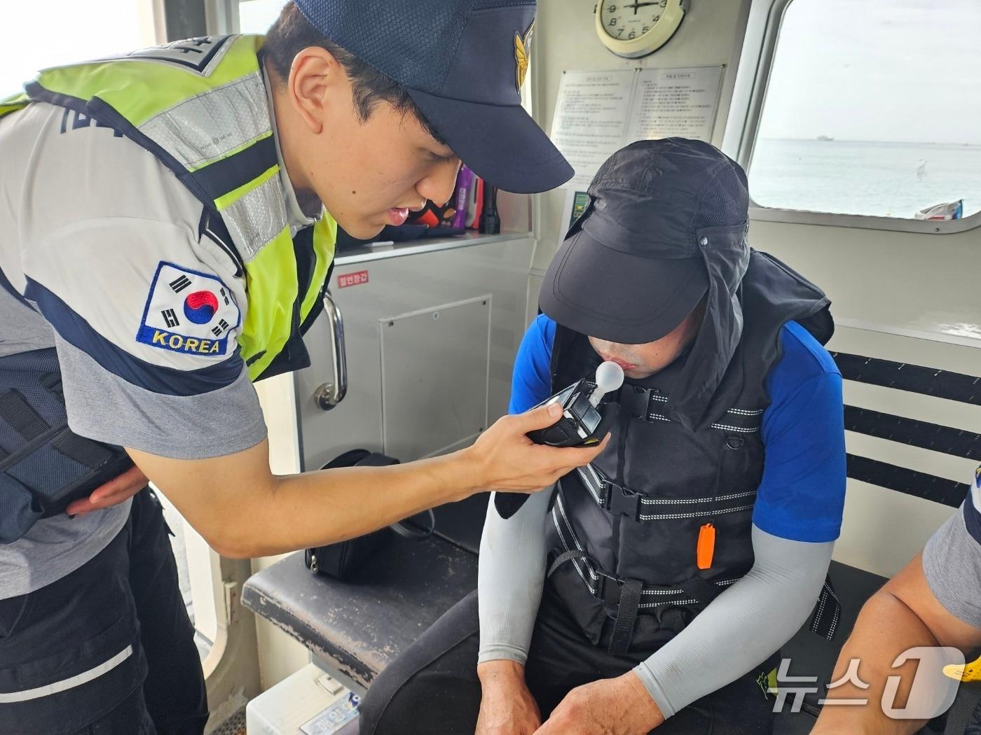 본문 이미지 -  평택해경 소속 경찰관이 운항자 대상 음주측정을 하고 있다.(평택해경 제공)