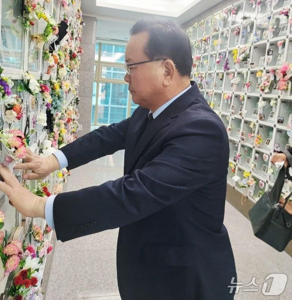 본문 이미지 - 김부겸 전 국무총리는 1일 "이제 당신의 목소리는 들을 수 없지만 아버지가 사랑했던 대구 시민들의 눈동자 속에서 당신의 뜻을 찾으려 한다"고 말했다. 사진은 김 전 총리 페이스북 갈무리. (재판매 및 DB 금지)/뉴스1