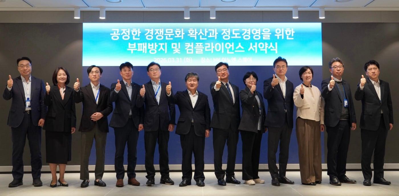 본문 이미지 - 전날 열린 HK이노엔 창립 42주년 기념식에서 임직원이 '부패방지 및 컴플라이언스 서약' 후 'CP No.1' 경영철학을 외치며 실천 의지를 다지고 있다.(HK이노엔 제공)