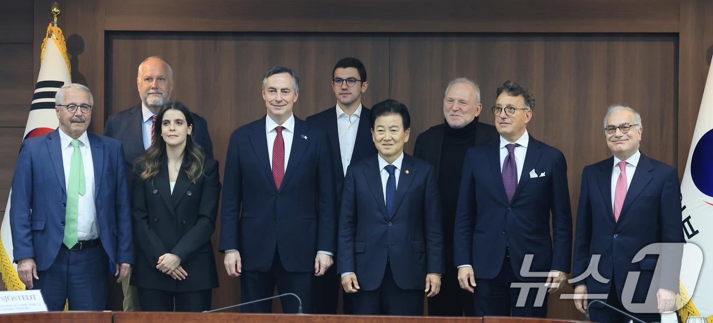 본문 이미지 - 정동영 통일부 장관이 1일 서울 종로구 정부서울청사에서 열린 EU의회 외교위원회 방한단 면담에 앞서 데이비스 맥얼리스터 EU의회 외교위원장 및 참석자들과 기념촬영을 하고 있다. 2026.4.1 ⓒ 뉴스1 임세영 기자