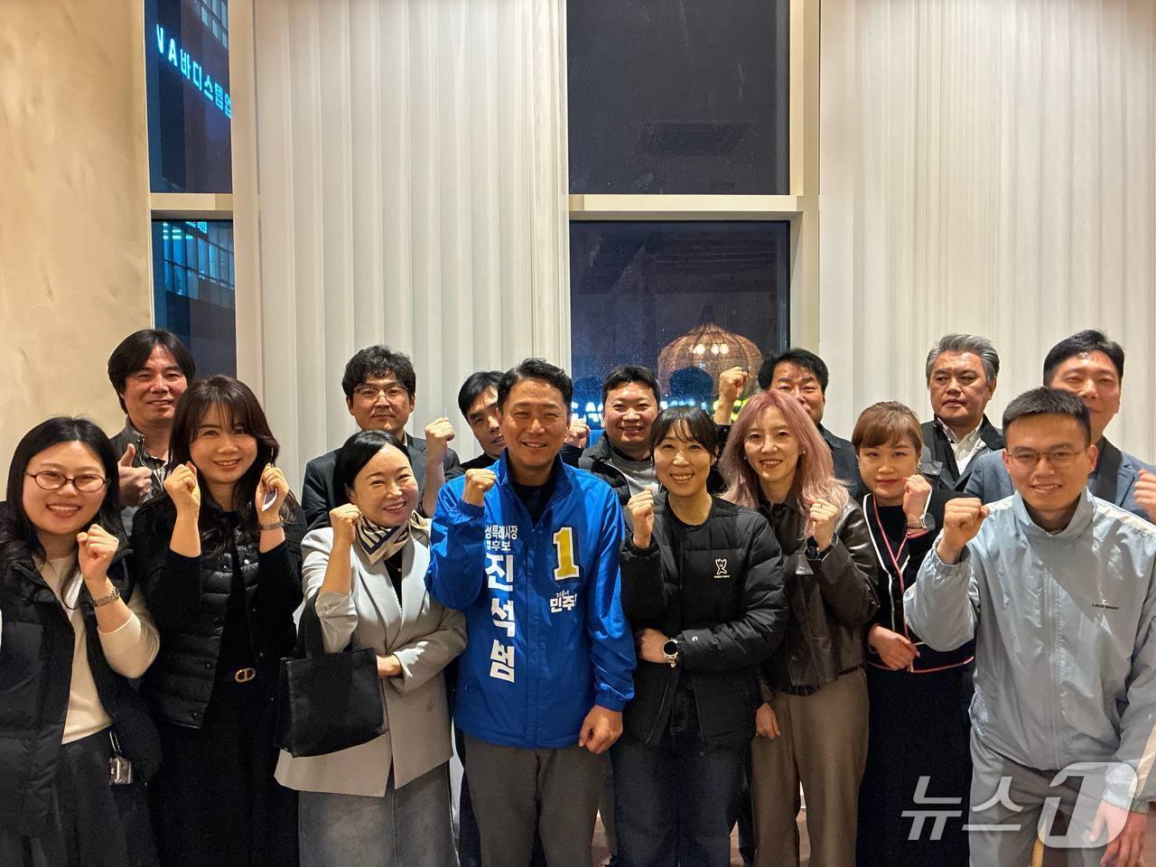 본문 이미지 -  진석범 예비후보가 동탄 집합건물 상가 입주자들과 간담회를 갖고 기념촬영을 하고 있다.(진석범 예비후보 선거사무소 제공)