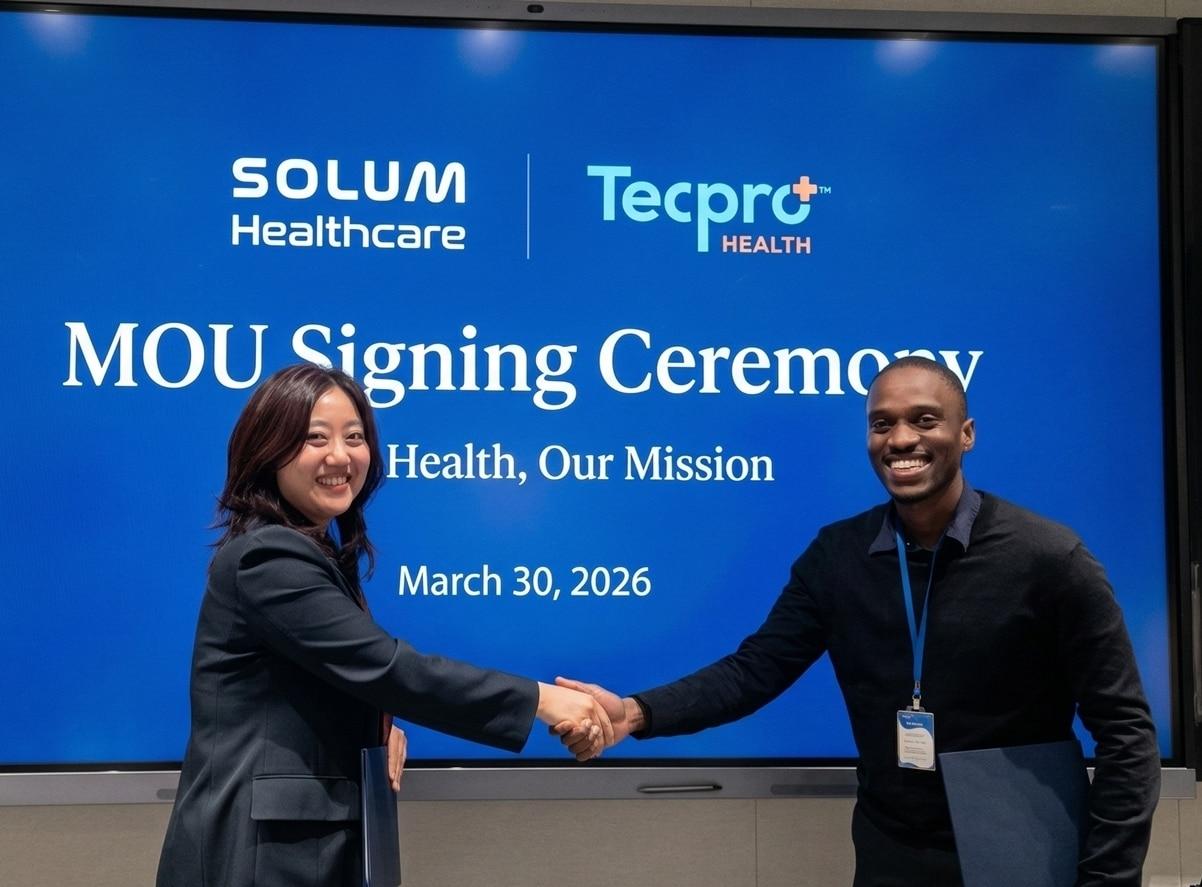 본문 이미지 - 김지희 솔루엠헬스케어 대표이사(왼쪽), 룽가 마카예(Lunga Makhaye) 테크프로 헬스 디렉터가 MOU 체결 후 기념 촬영을 하고 있다. (솔루엠헬스케어 제공)