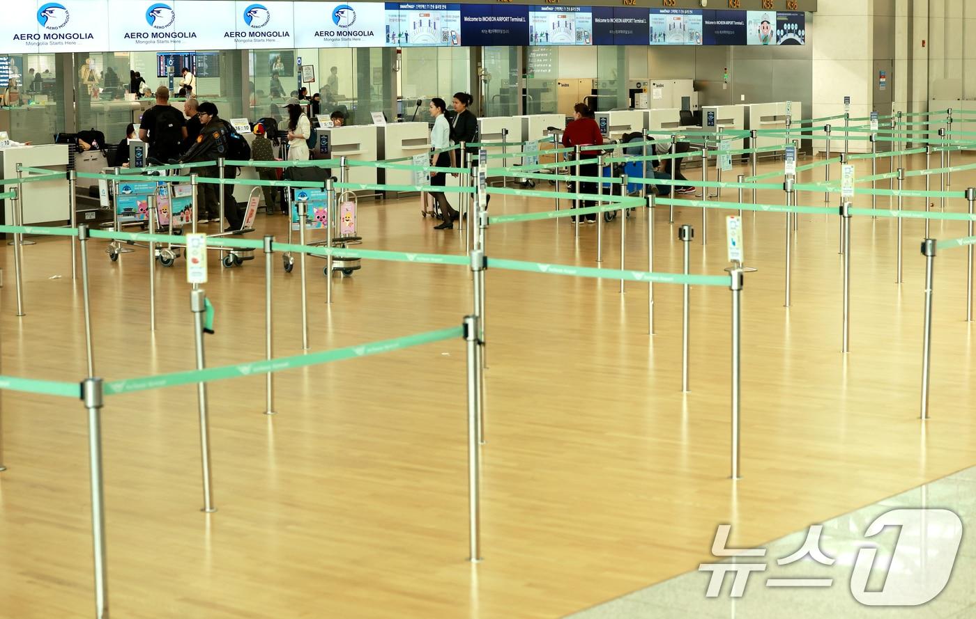 본문 이미지 - 인천국제공항 1터미널 출국장의 모습. 2026.4.1 ⓒ 뉴스1 이호윤 기자