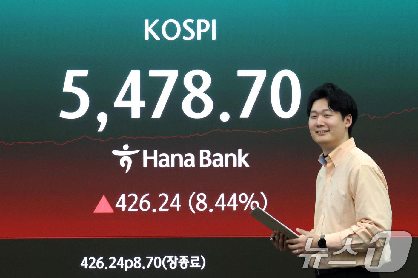본문 이미지 - 코스피가 급등하며 5400선을 회복한 1일 오후 서울 중구 하나은행 딜링룸 현황판에 코스피지수가 전장대비 426.24(8.44%) 상승한 5,478.70원을 나타내고 있다. 2026.4.1 ⓒ 뉴스1 이광호 기자