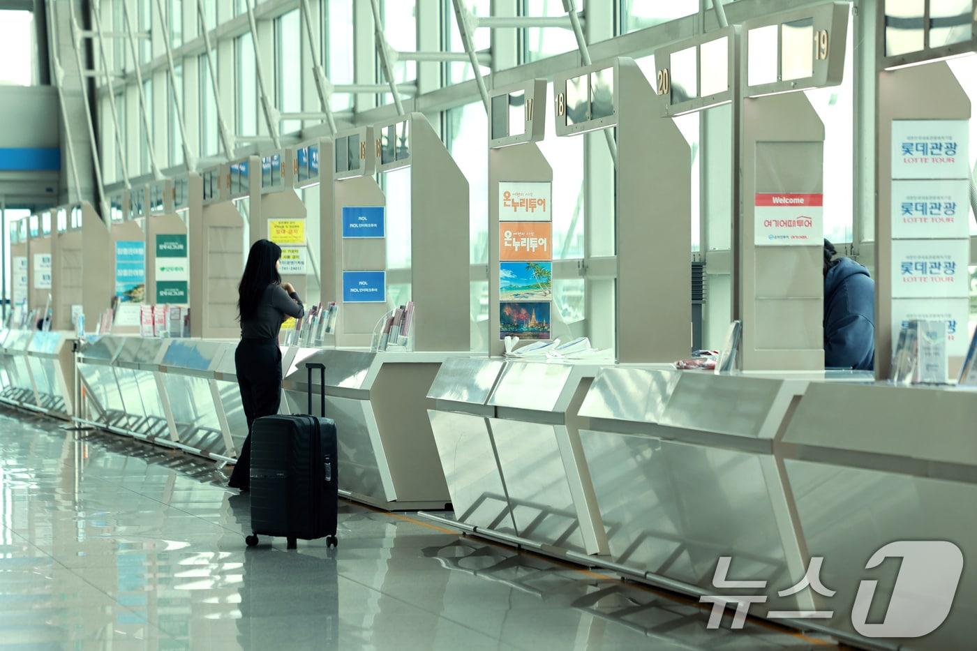 본문 이미지 - 인천국제공항 1터미널 여행사 카운터의 모습. 2026.4.1 ⓒ 뉴스1 이호윤 기자