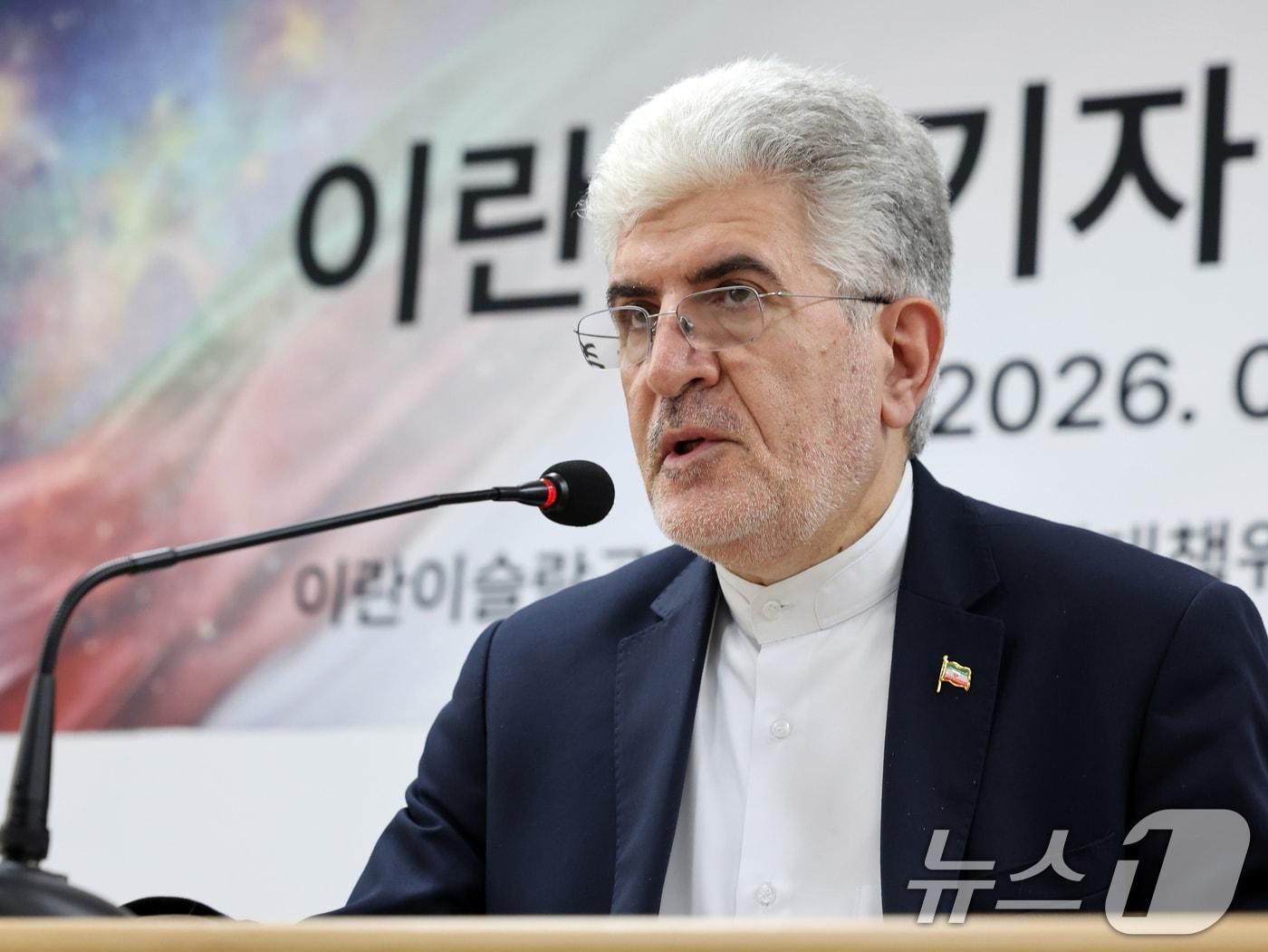 본문 이미지 - 사이드 쿠제치 주한 이란 대사가 1일 오후 서울 영등포구 여의도 서민민생대책위원회에서 열린 '주한 이란 대사 및 기자 초청 토론회'에서 인사말을 하고 있다. 2026.4.1 ⓒ 뉴스1 황기선 기자