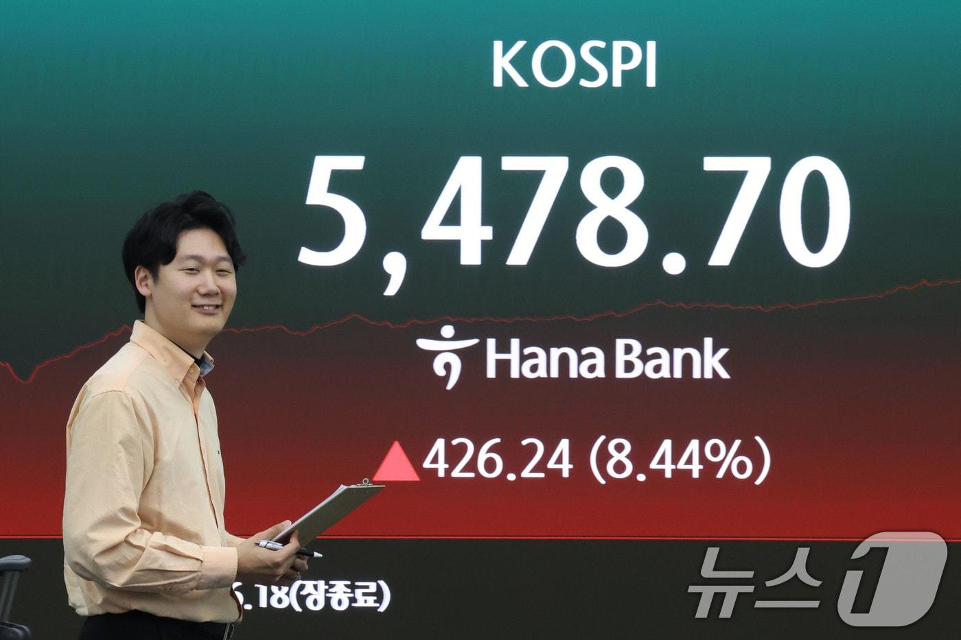 본문 이미지 - 코스피가 급등하며 5400선을 회복한 1일 오후 서울 중구 한나은행 딜링룸 현황판에 코스피지수가 전장대비 426.24(8.44%) 상승한 5,478.70원을 나타내고 있다. 2026.4.1 ⓒ 뉴스1 이광호 기자