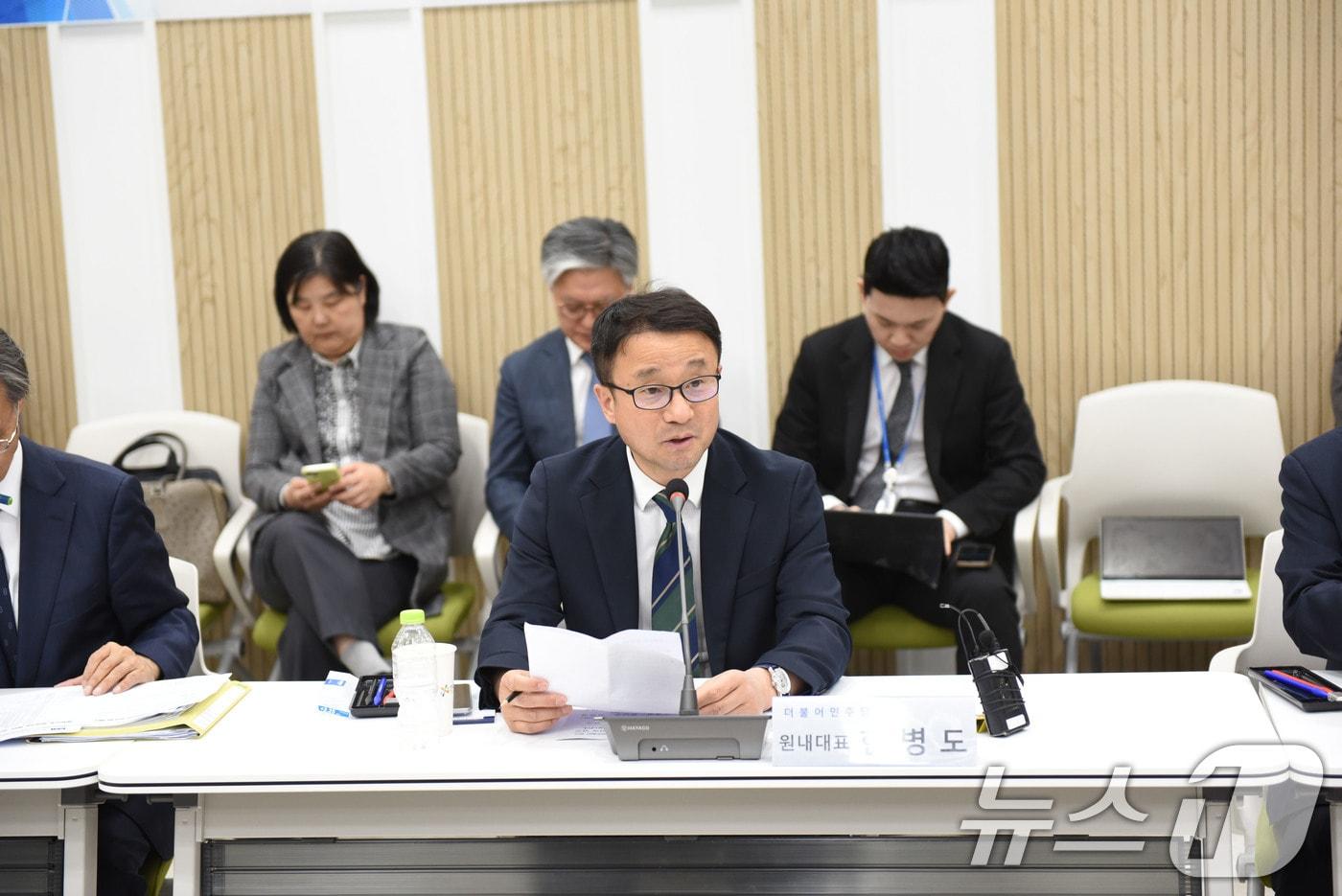 본문 이미지 - 더불어민주당 한병도 원내대표와 중동전쟁 경제대응특위가 1일 여수산단을 방문해 정부, 기업관계자와 간담회를 진행하고 있다. 2026.4.1 ⓒ 뉴스1 김성준 기자