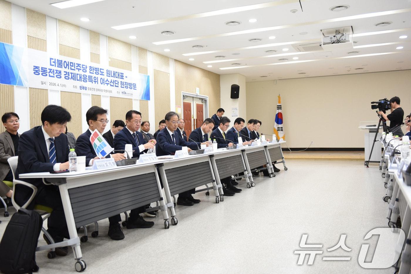 본문 이미지 - 더불어민주당 한병도 원내대표와 중동전쟁 경제대응특위가 1일 여수산단을 방문해 정부, 기업관계자와 간담회를 진행하고 있다. 2026.4.1 ⓒ 뉴스1 김성준 기자