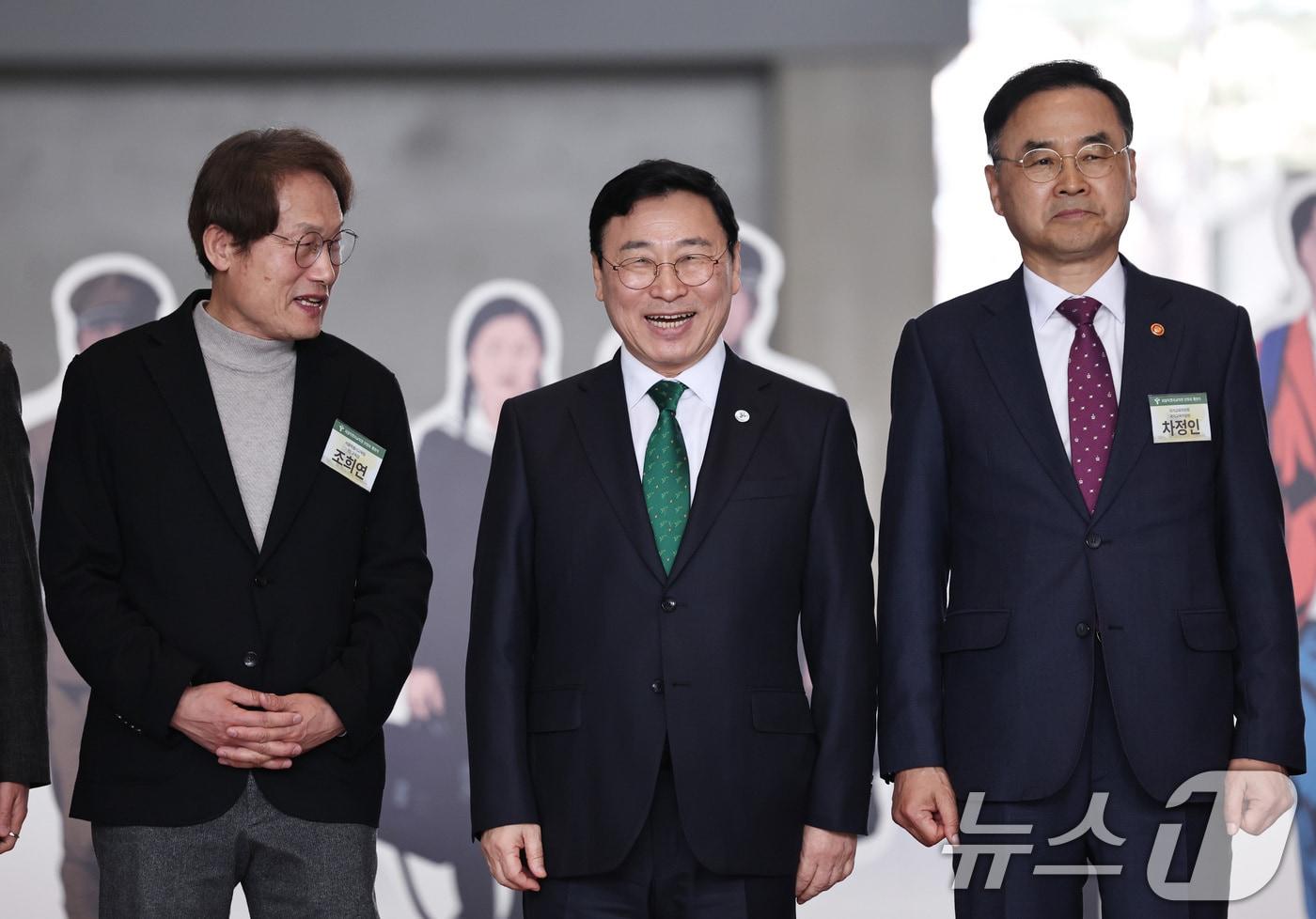 본문 이미지 - 정근식 서울시교육감(가운데)이 1일 오후 서울 용산구 서울시교육청 신청사에서 열린 개청식에서 활짝 웃고 있다. 왼쪽부터 조희연 전 서울시교육감, 정근식 교육감, 차정인 국가교육위원장. 2026.4.1 ⓒ 뉴스1 구윤성 기자