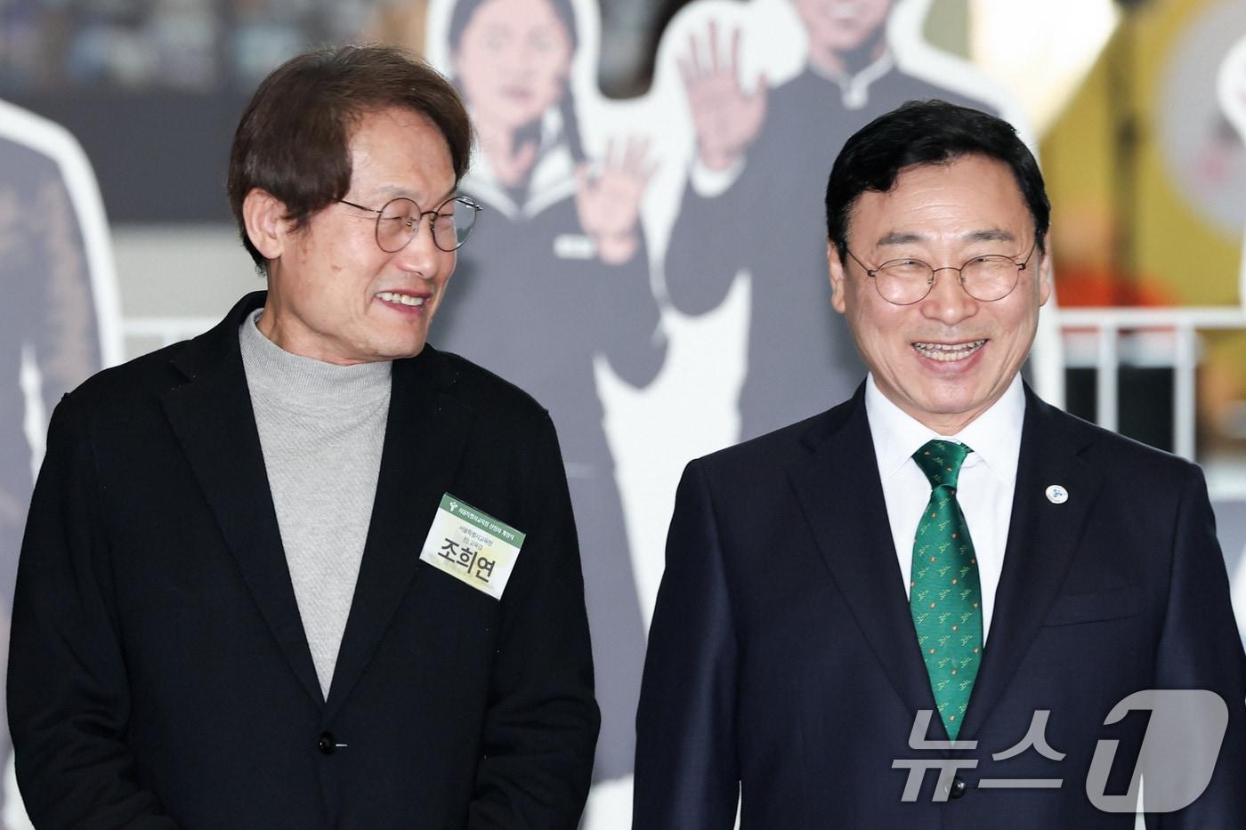 본문 이미지 - 조희연 전 서울시교육감(왼쪽)과 정근식 서울시교육감 예비후보가 지난 1일 오후 서울 용산구 서울시교육청 신청사에서 열린 테이프 커팅식에 밝은 미소로 참석하고 있다. 2026.4.6 ⓒ 뉴스1 임지훈 인턴기자