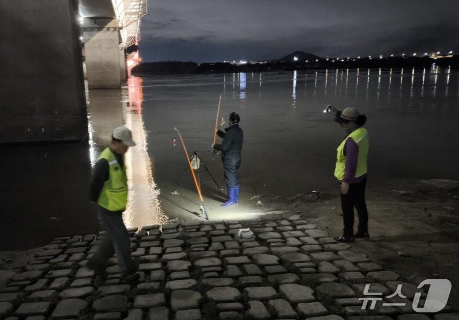 본문 이미지 - 고양시 단속반이 한강공원에서 낚시 행위에 대해 단속을 벌이고 있다. (고양시 제공, 재판매 및 DB금지)