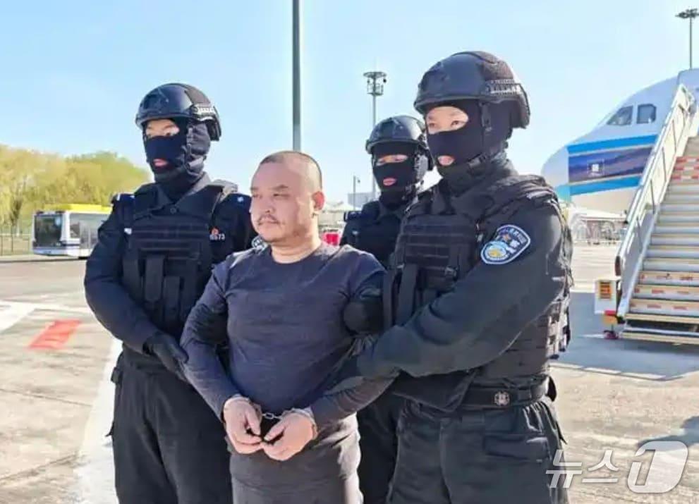 본문 이미지 - 리슝 후이원그룹 회장이 최근 캄보디아 프놈펜에서 중국으로 압송됐다. (환구시보 갈무리)