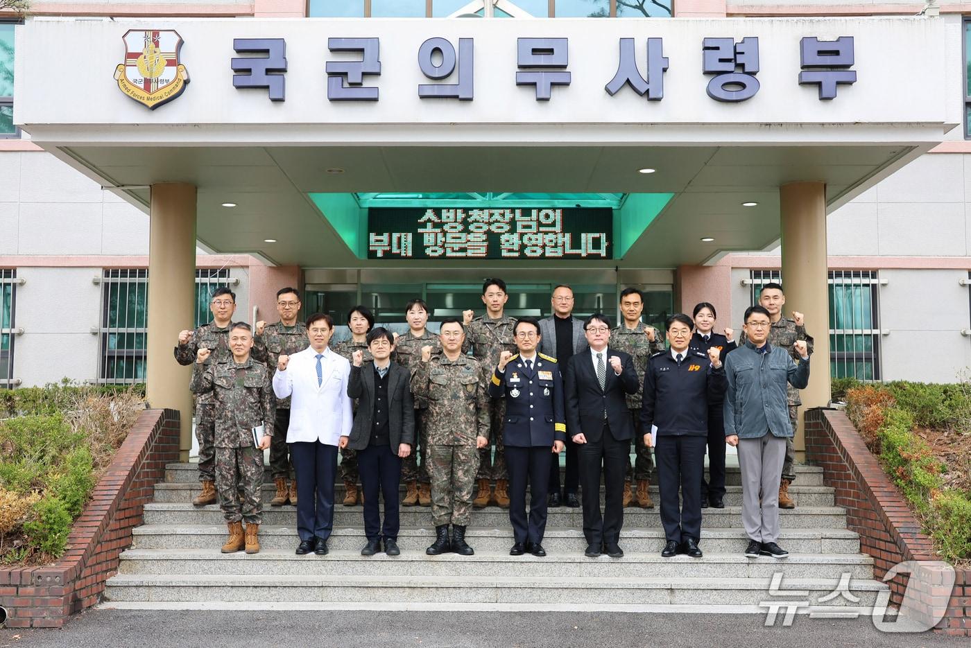 본문 이미지 - 김승룡 소방청장이 국군의무사령부에 방문하여 중증응급환자 대응체계 강화를 위한 논의 후 기념촬영을 하고 있다.(소방청 제공)
