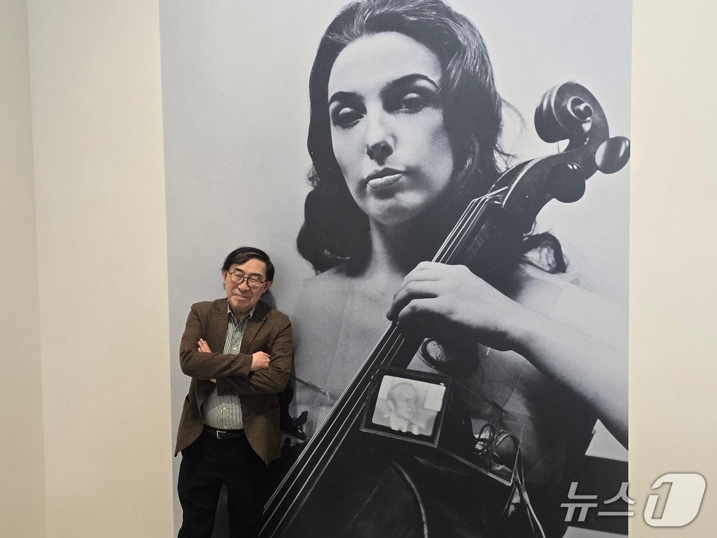 본문 이미지 - 1일 APMA 캐비닛에서 열린 기자간담회에서 백남준의 양아들이자 조카로 백남준의 예술적 유산을 보존하고 홍보하는 데 핵심적인 역할을 해 온 켄 하쿠다가 '살아있는 조각을 위한 TV 브라'(1969) 앞에서 포즈를 취하고 있다. ⓒ 뉴스1 김정한 기자