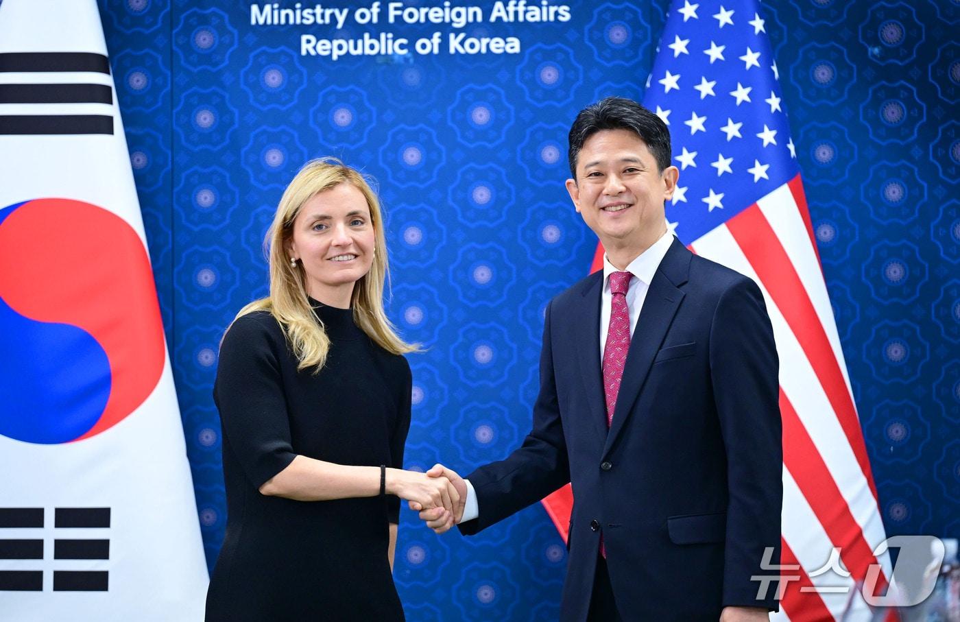 본문 이미지 - 임상우 외교부 공공외교대사가 1일 서울에서 방한 중인 사라 로저스 미국 국무부 공공외교 담당 차관과 '제2차 한미 공공외교 협의'를 갖고 미국 독립 250주년 기념 협력 각서에 서명했다. 2026.04.01. (외교부 제공)