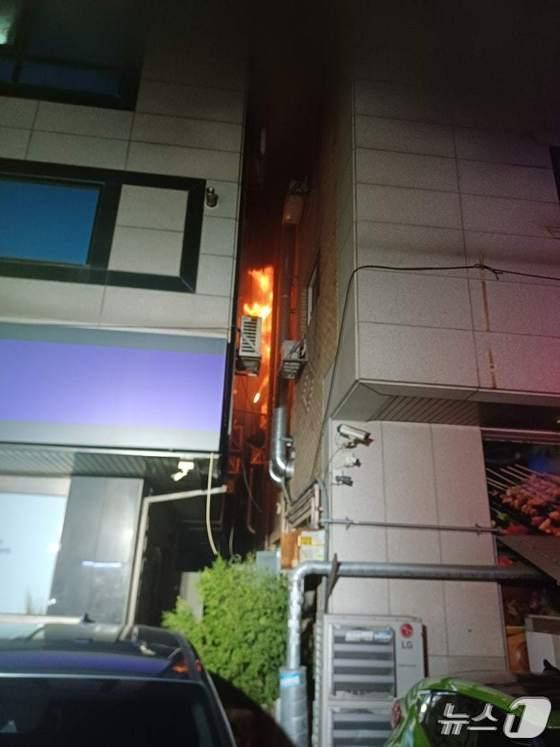 본문 이미지 - 당시 화재 현장. (경기도소방재난본부 제공. 재판매 및 DB 금지) 2025.10.20/뉴스1